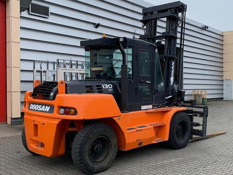 Xe nâng dầu 13 tấn Doosan