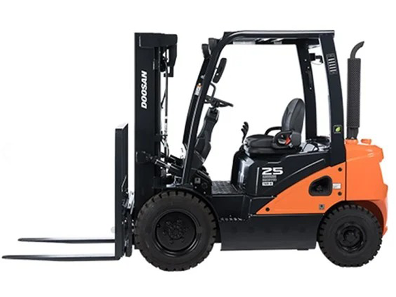 Xe nâng dầu 2.5 tấn Doosan