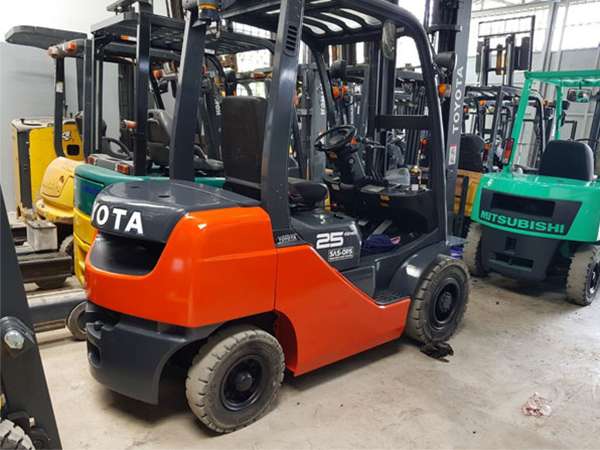 Hình 3: Xe nâng dầu Diesel 2.5 tấn cũ