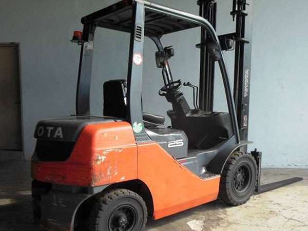 Hình 2: Xe nâng dầu Diesel 2.5 tấn cũ