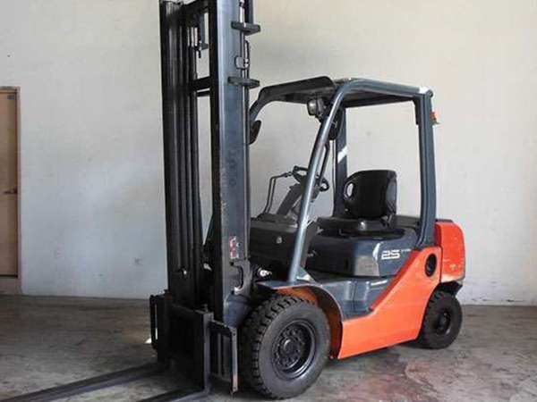 Hình 1: Xe nâng dầu Diesel 2.5 tấn cũ