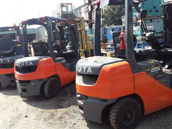 Hình 6: Xe nâng dầu Diesel 2.5 tấn cũ