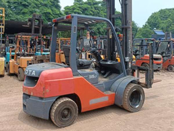 Hình 4: Xe nâng dầu Diesel 3.5 tấn cũ