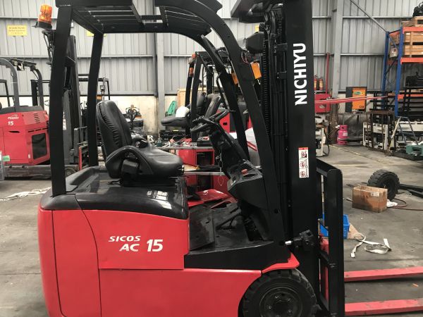 Xe nâng điện 3 bánh ngồi lái 1 tấn cũ