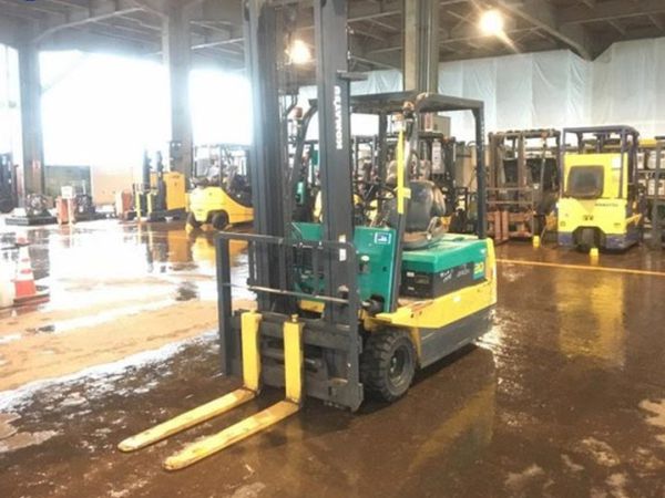 Hình 2: Xe nâng điện 3 bánh ngồi lái 2 tấn cũ