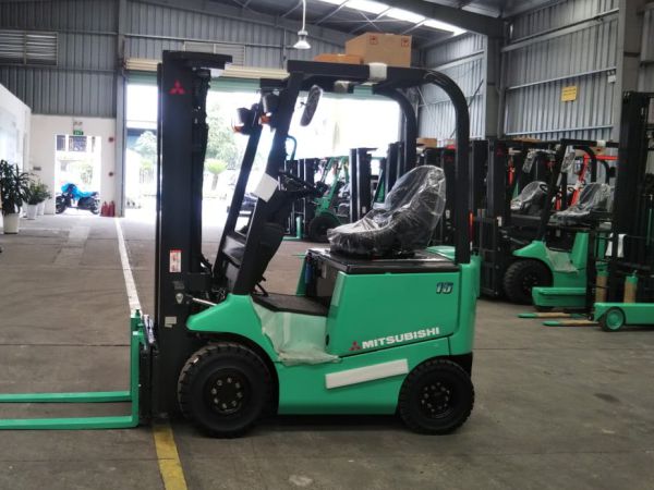 Hình 4: Xe nâng điện ngồi lái 1.5 tấn