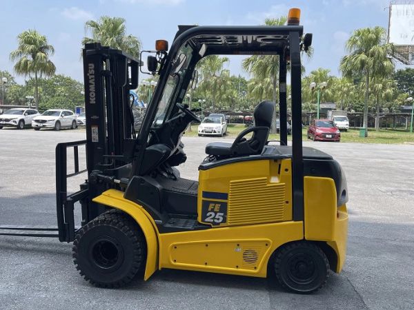 Xe nâng điện 4 bánh ngồi lái 2.5 tấn cũ