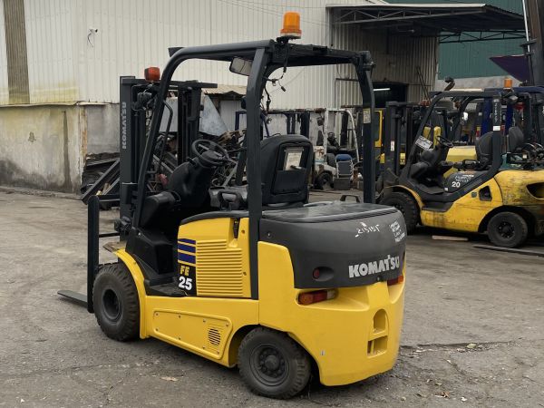 Hình 4: Xe nâng điện 4 bánh ngồi lái 2.5 tấn cũ