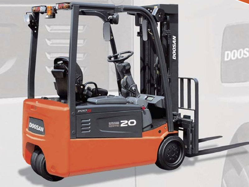 Xe nâng điện Doosan 2 tấn 3 bánh ngồi lái