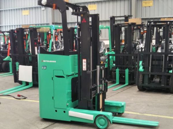 Xe nâng điện đứng lái 1 tấn cũ