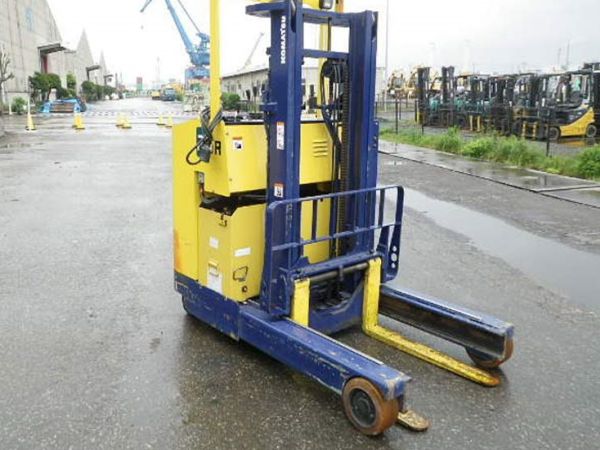 Hình 4: Xe nâng điện đứng lái 2.5 tấn cũ 