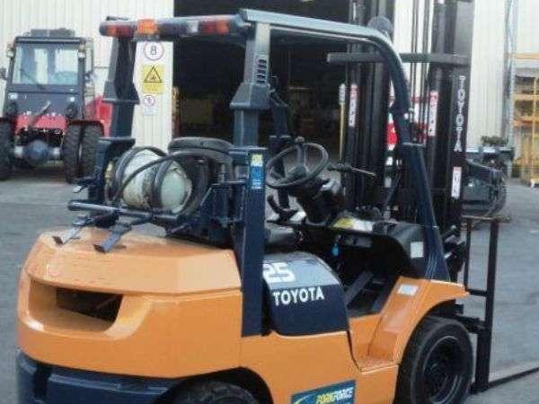 Hình 4: Xe nâng xăng-gas 2.5 tấn