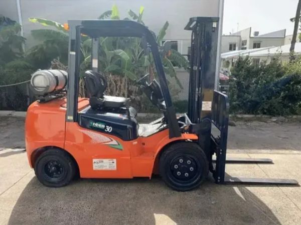 Hình 1: Xe nâng xăng-gas 3 tấn